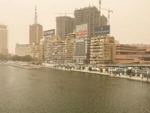 عاصفة ترابية تضرب سماء القاهرة وتُعكر الرؤية أعلى كوبري أكتوبر