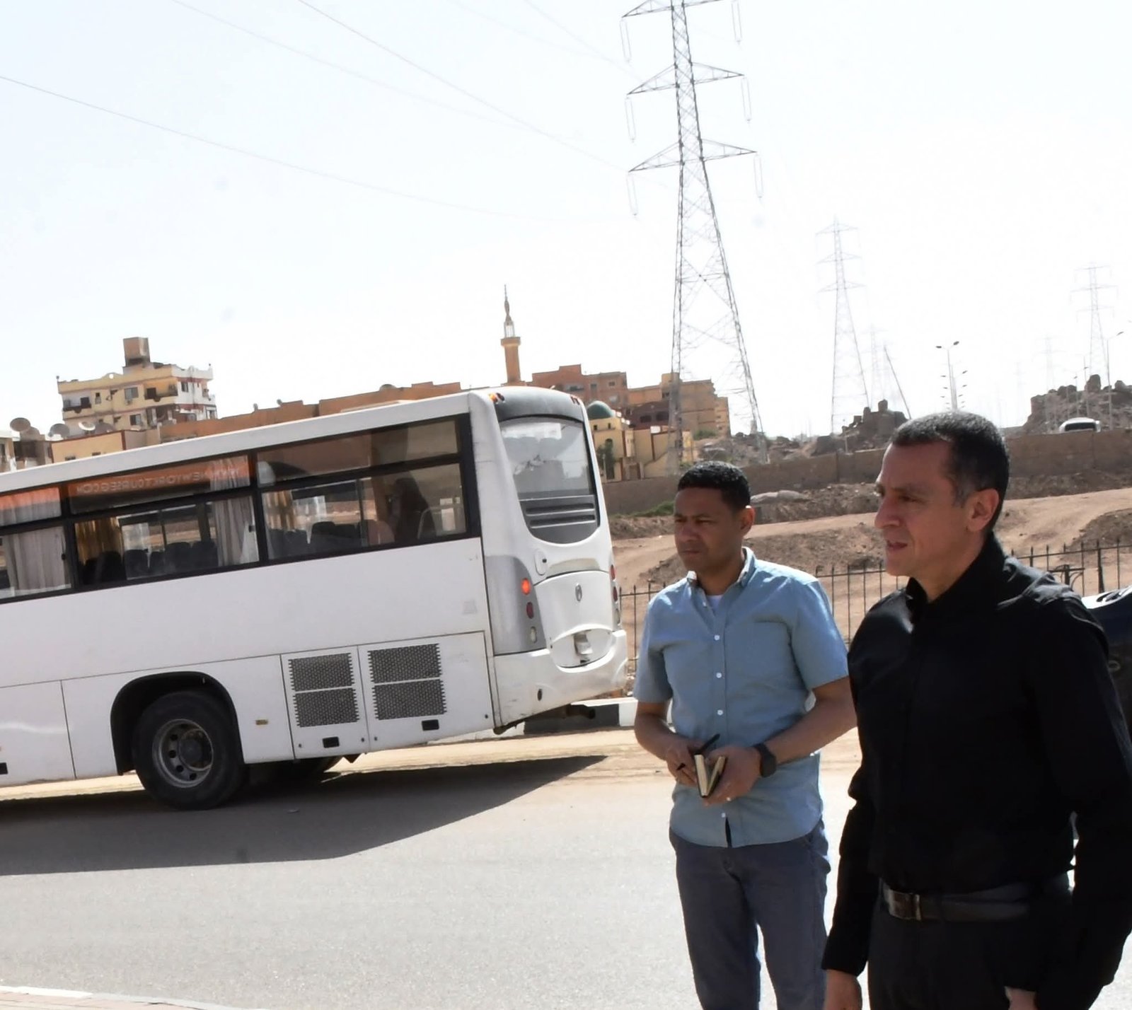 محافظ أسوان : تفقد للأعمال الفنية للهوية البصرية .. وتوحيد لافتات المحال التجارية