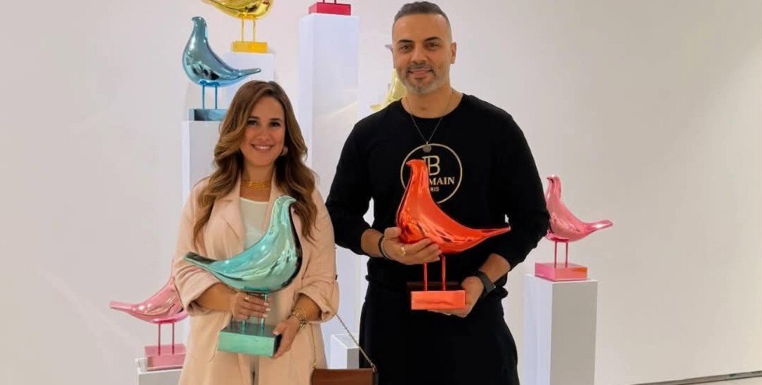 شيري عادل تتألق في زيارة معرض أحمد فريد الفني وتوثق لحظات الإبداع