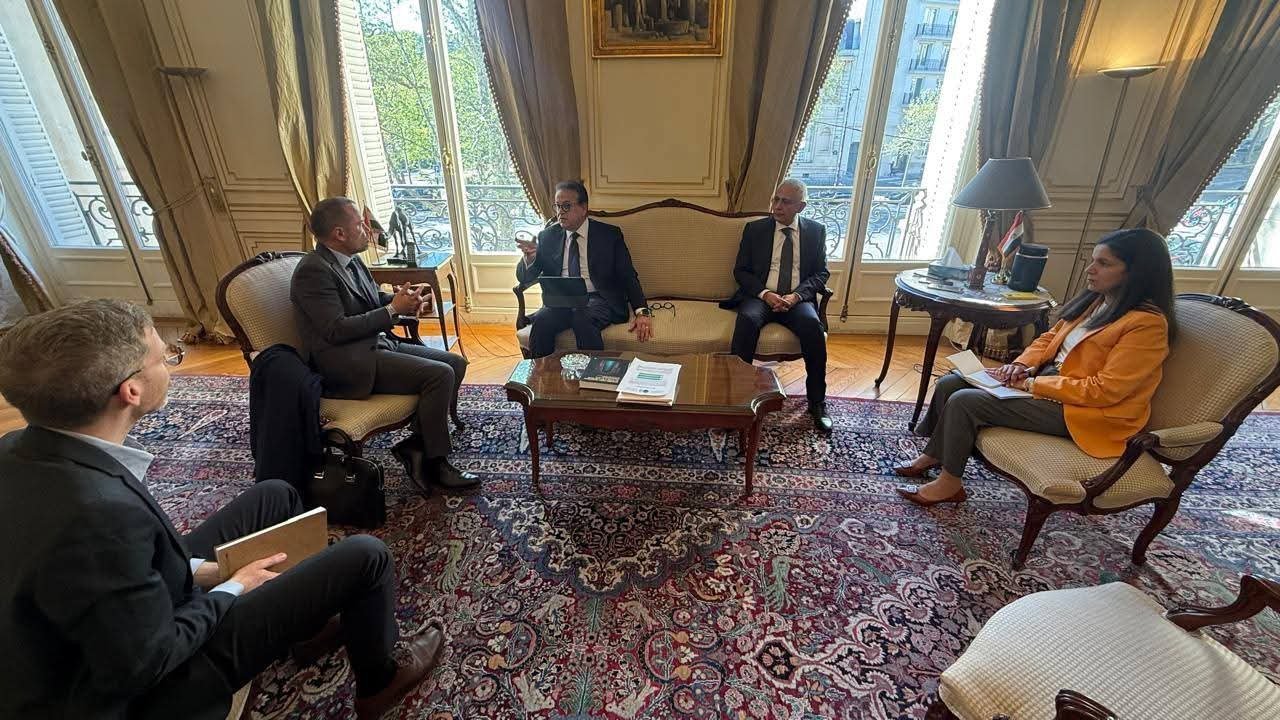 وزير الصحة يبحث تعزيز التعاون الطبي مع مستشفى «أدولف دي روتشيلد» بفرنسا على هامش قمة الصحة الواحدة 2026