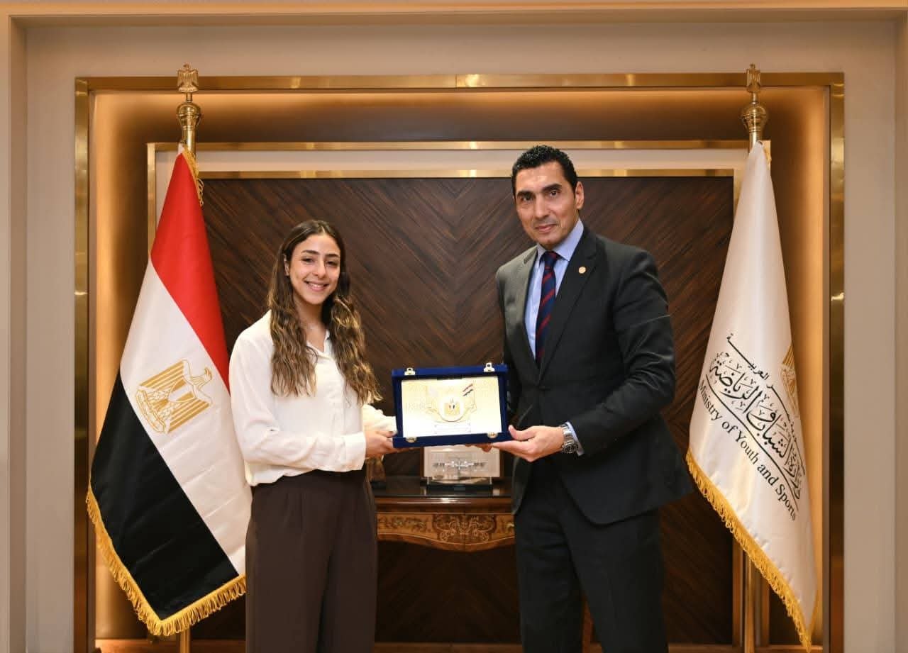 وزير الشباب والرياضة يكرّم هانيا الحمامي بعد إنجاز عالمي جديد في الاسكواش