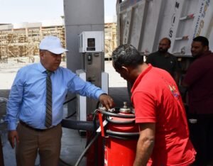 محافظ أسوان يوجه بحملات تفتيش مفاجئة على محطات الوقود لضمان السلامة المهنية ومنع الحرائق