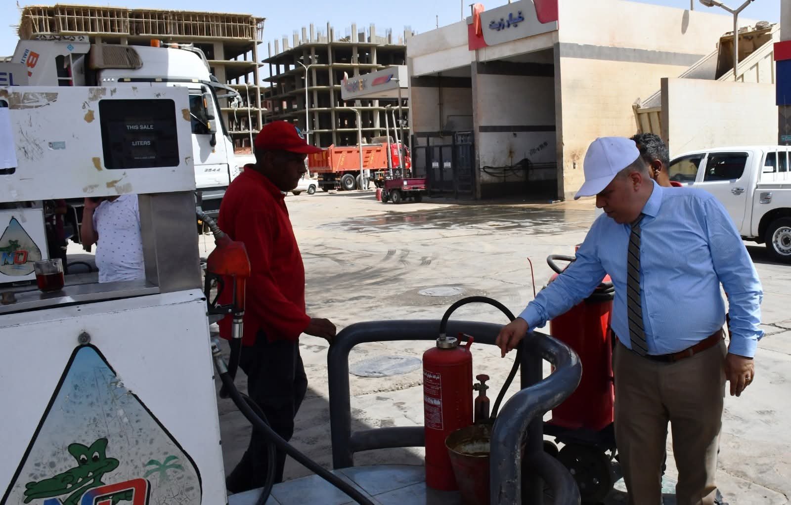 محافظ أسوان يوجه بحملات تفتيش مفاجئة على محطات الوقود لضمان السلامة المهنية ومنع الحرائق