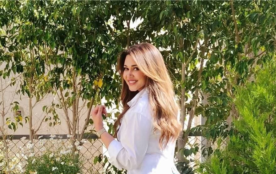 نوليا مصطفى تثير الجدل بإطلالة كاجوال ورسالة ساخرة عبر فيسبوك