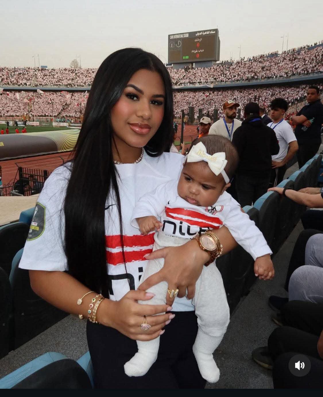 زوجة خوان بيزيرا تدعمه من مدرجات ستاد القاهرة أمام شباب بلوزداد