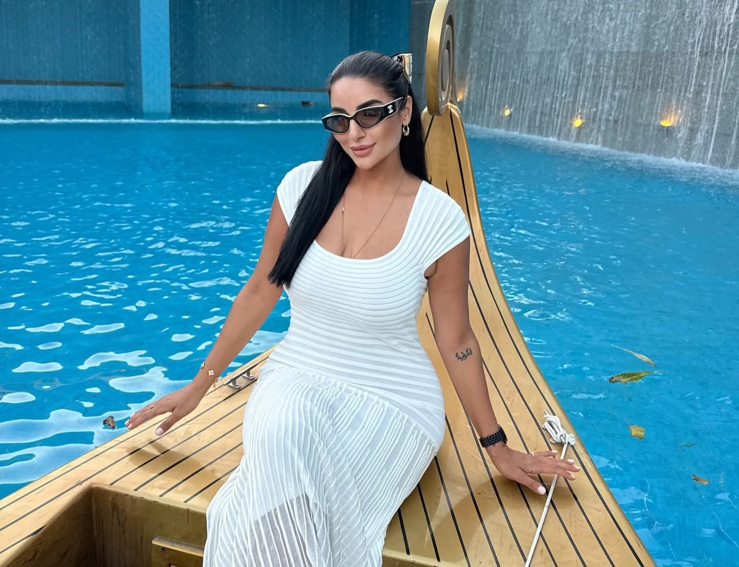 جوري بكر تخطف الأنظار بإطلالة صيفية أنيقة: "الصيف ينادي"