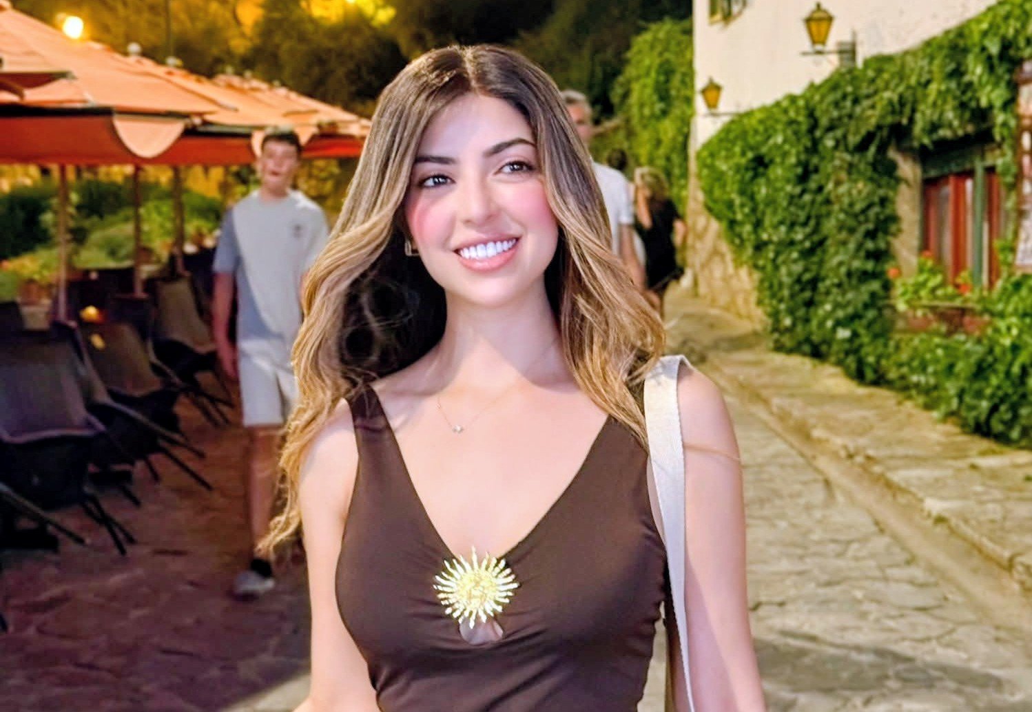 ميرنا جميل تثير الجدل بإطلالة صيفية ساحرة: “ضائعة في مكان ما” تخطف الأنظار عبر السوشيال ميديا 