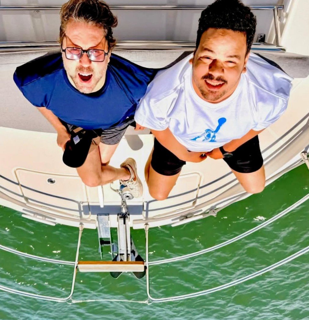 هشام ماجد يثير ضحك الجمهور بصورة طريفة مع مصطفى غريب على متن يخت – لقطة عفوية تخطف الأنظار