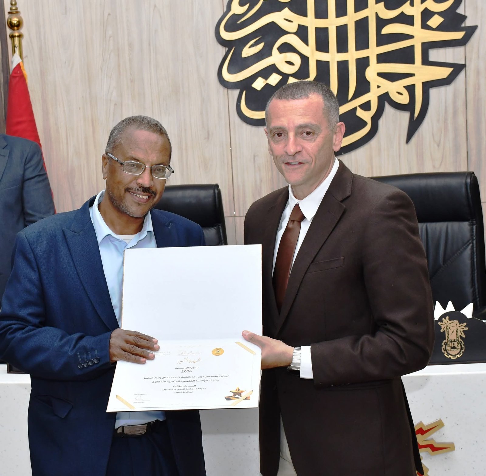 محافظ أسوان يكرم الأمهات المثاليات والفائزين بالتميز الحكومي