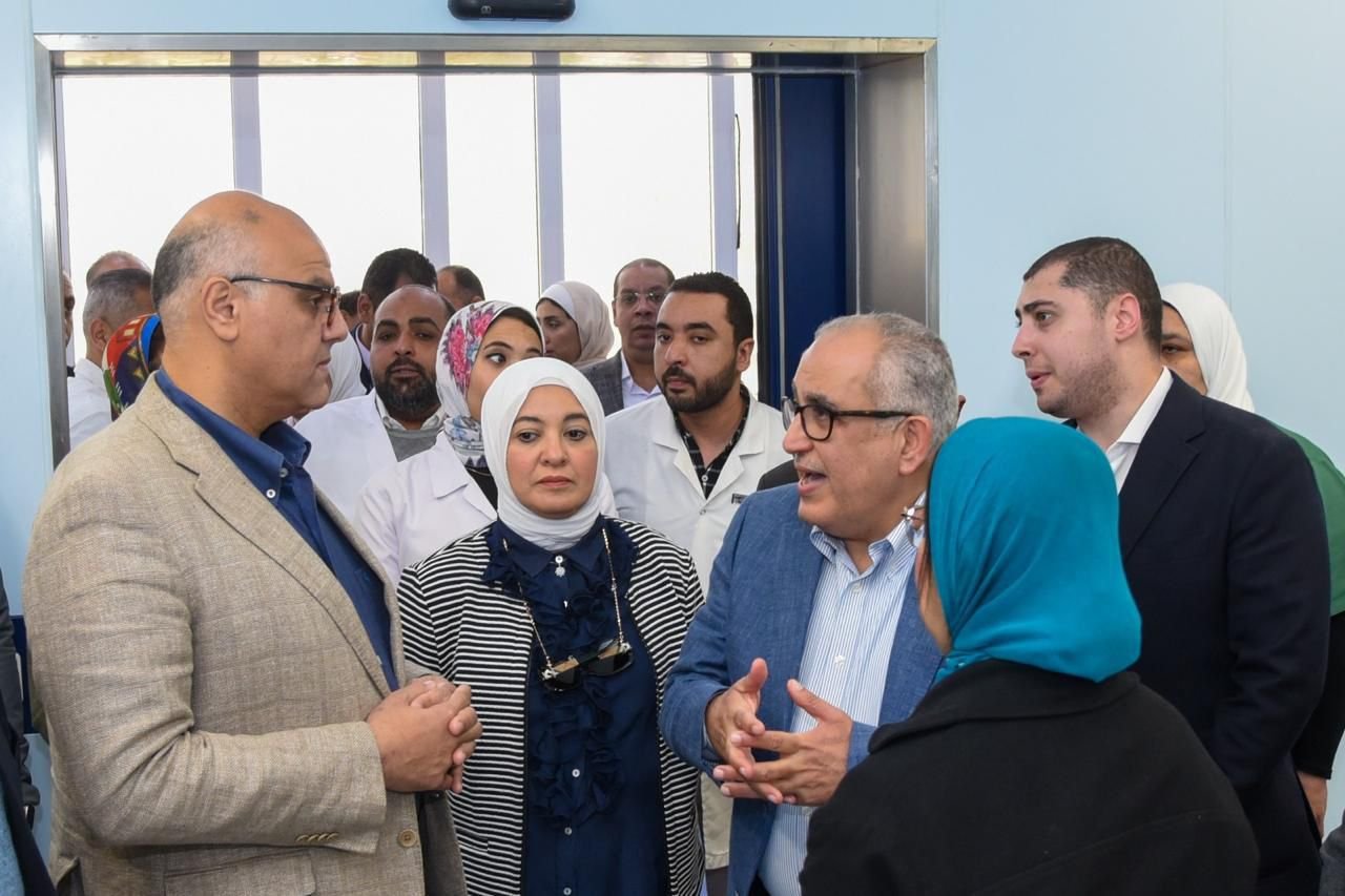 محافظ الإسكندرية في جولة ميدانية موسعة داخل مستشفيين حيويين.. متابعة دقيقة لجودة الخدمات الصحية