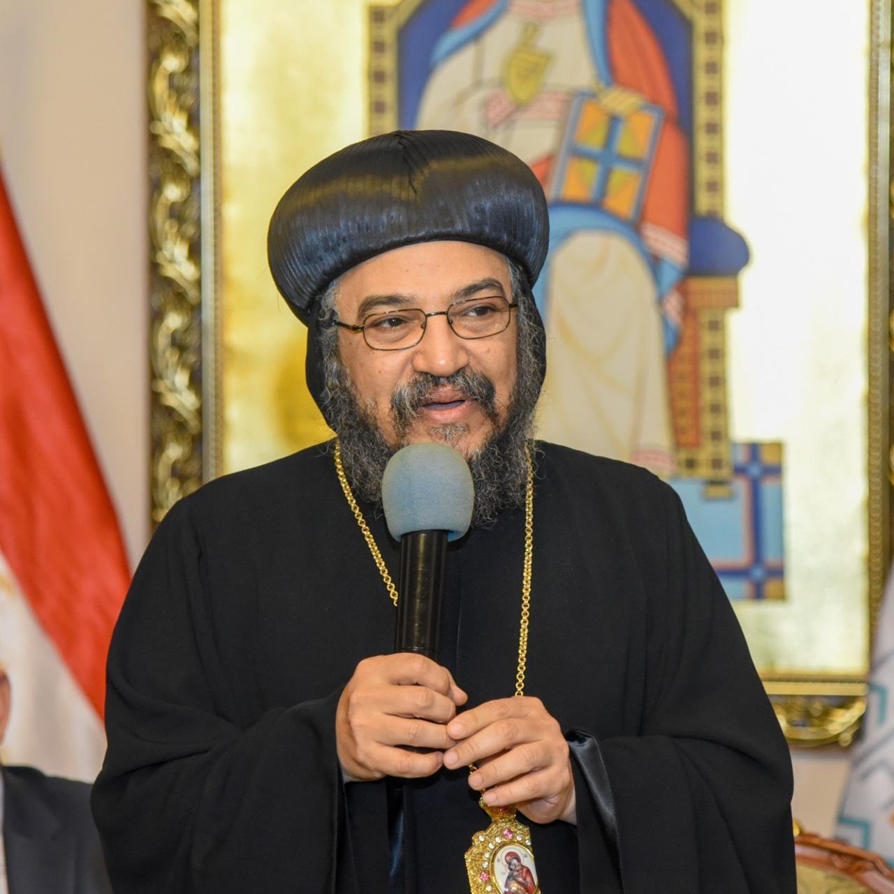 محافظ الإسكندرية يشارك الأقباط احتفالات عيد القيامة المجيد من داخل الكنيسة المرقسية