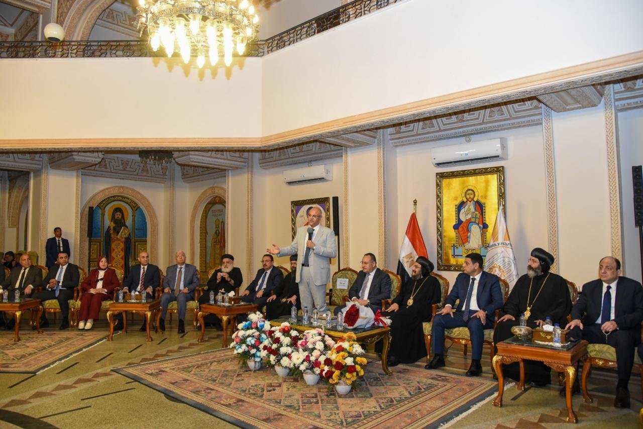 محافظ الإسكندرية يشارك الأقباط احتفالات عيد القيامة المجيد من داخل الكنيسة المرقسية