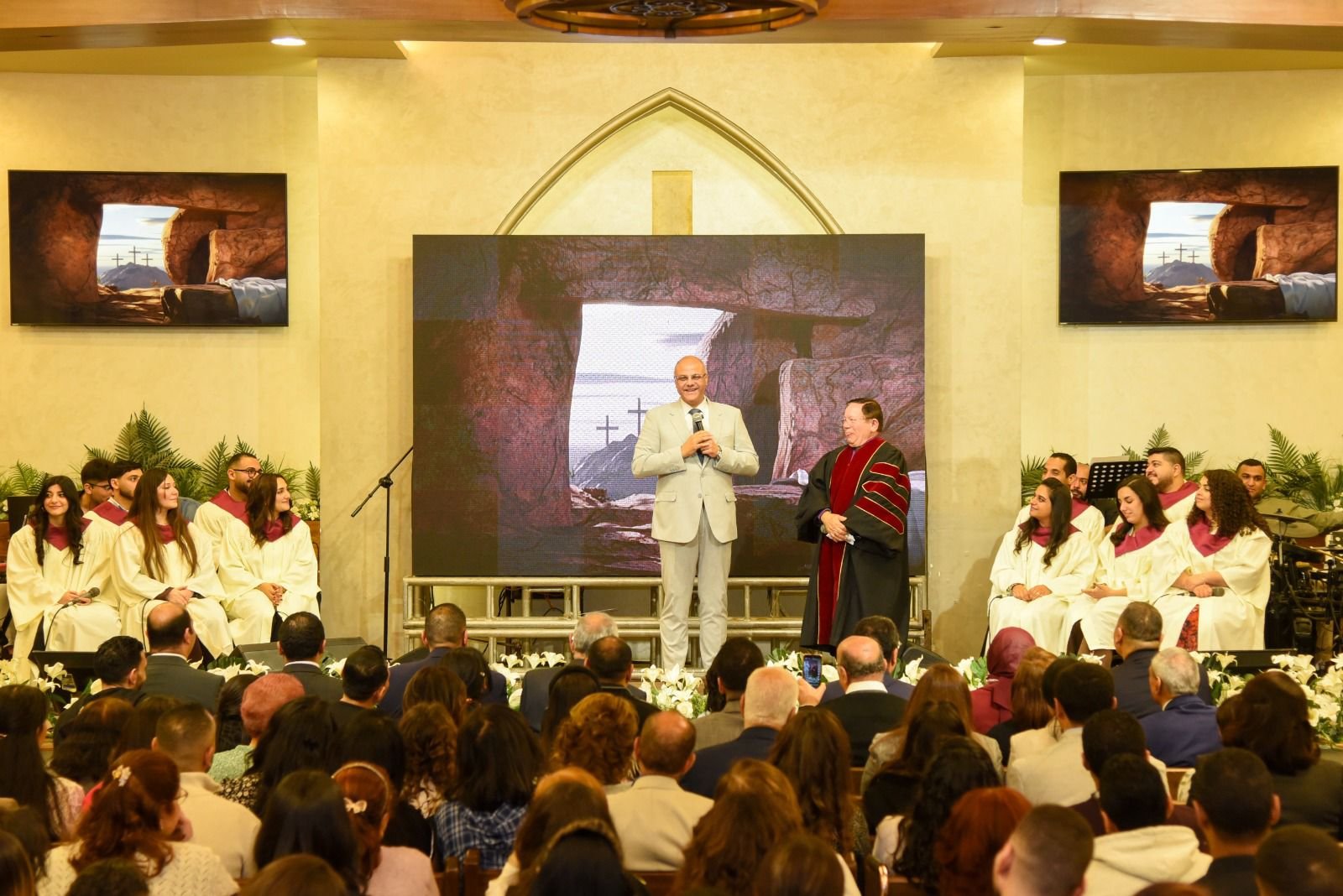 محافظ الإسكندرية يشارك الطائفة الإنجيلية احتفالات عيد القيامة 