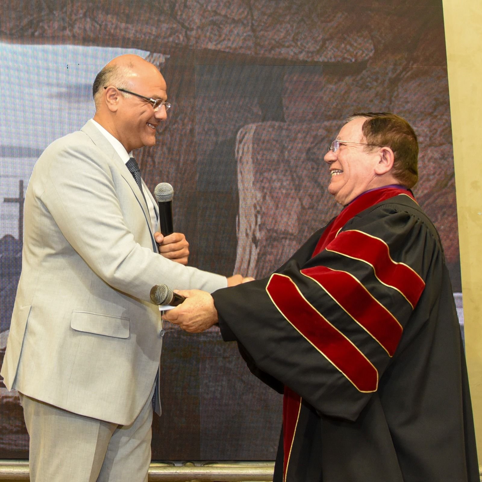 محافظ الإسكندرية يشارك الطائفة الإنجيلية احتفالات عيد القيامة 