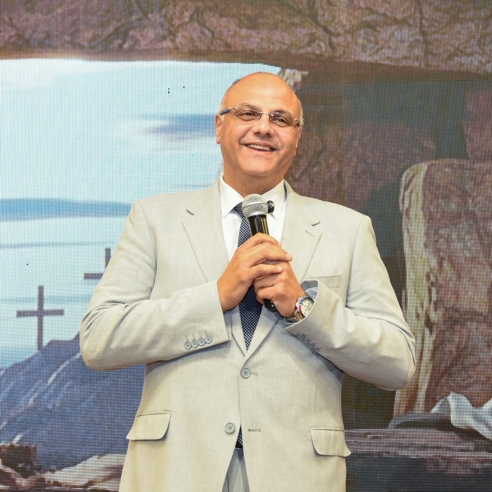 محافظ الإسكندرية يشارك الطائفة الإنجيلية احتفالات عيد القيامة 