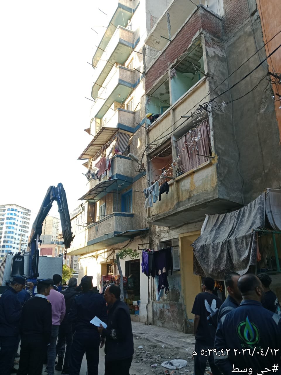 انهيار جزئي بعقار في منشية النزهة بالإسكندرية.. وتحرك عاجل للأجهزة التنفيذية لإنقاذ المصابين وتأمين المنطقة 2 انهيار جزئي بعقار في منشية النزهة بالإسكندرية.. وتحرك عاجل للأجهزة التنفيذية لإنقاذ المصابين وتأمين المنطقة