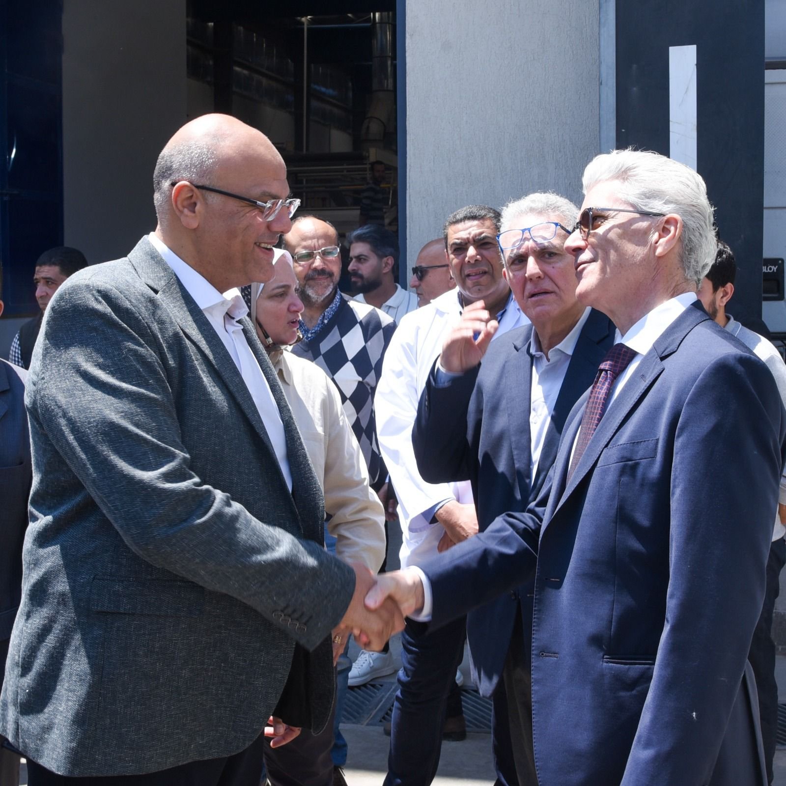 محافظ الإسكندرية ووفد الاتحاد الأوروبي يتفقدان المنطقة الحرة العامة بالعامرية لتعزيز الاستثمار