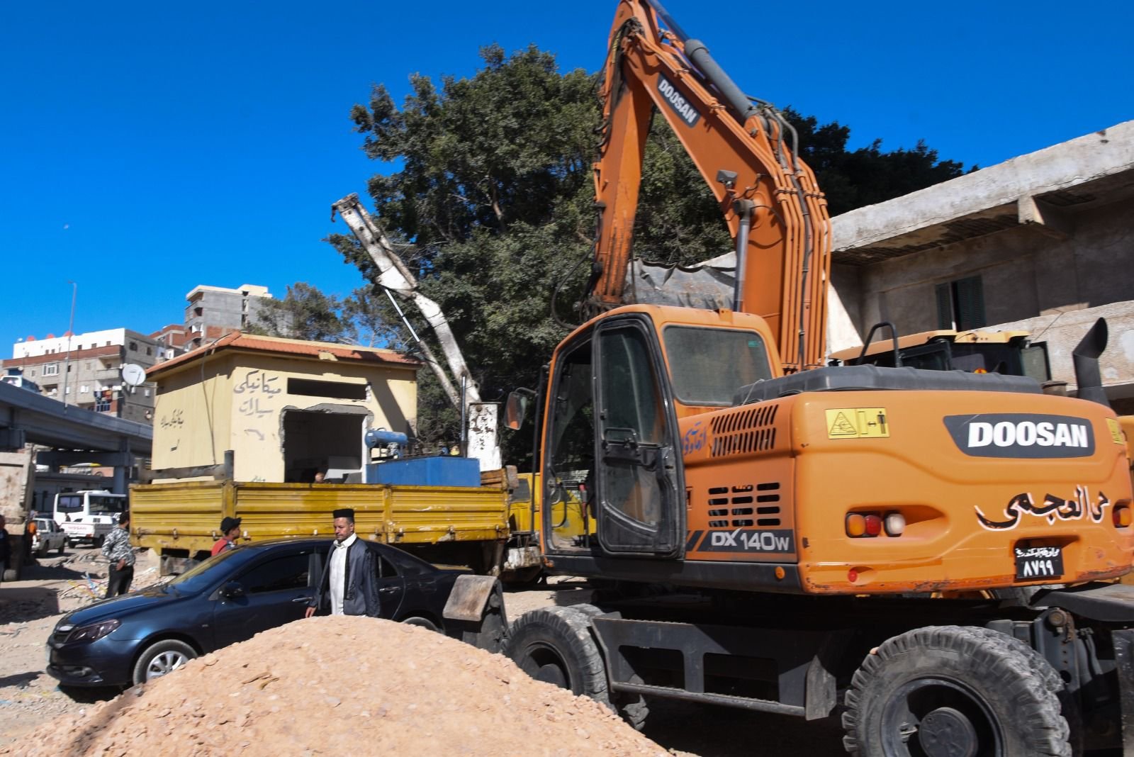 محافظ الإسكندرية يتابع ميدانياً توسعة الكيلو 21 بالعجمي لإزالة معوقات الحركة قبل موسم الصيف