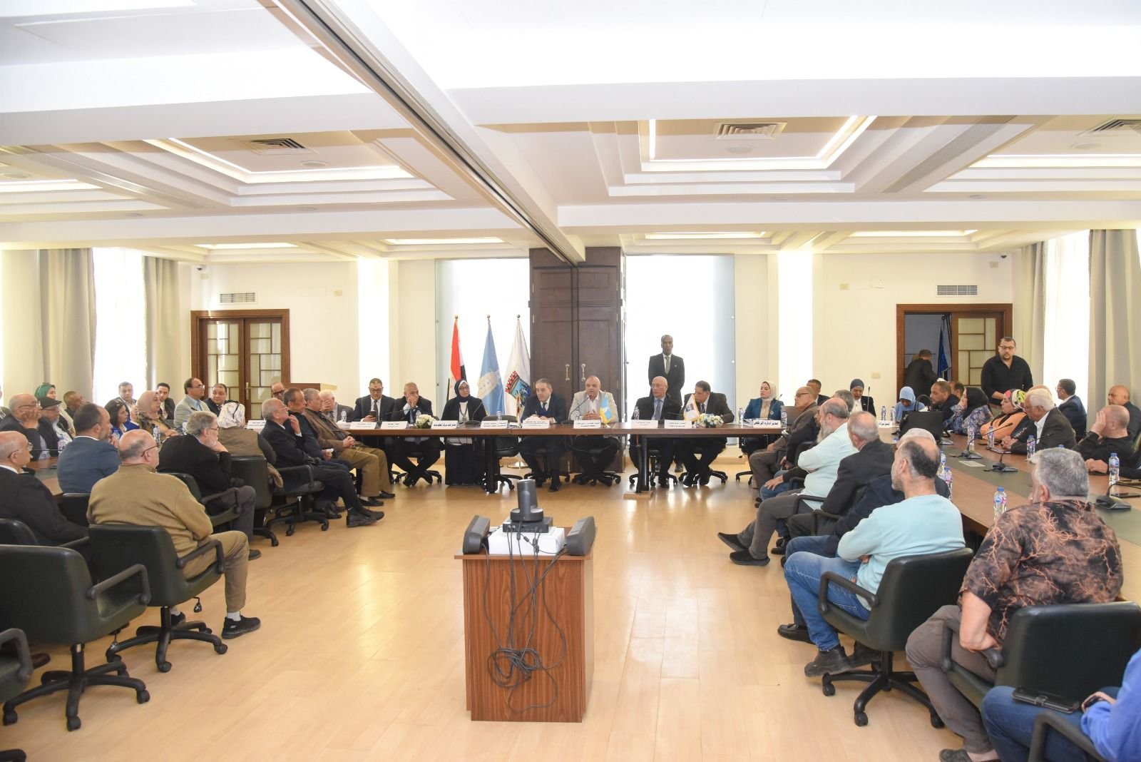 محافظ الإسكندرية يعلن إطلاق أول "شباك موحد" لتراخيص المحال العامة داخل الغرفة التجارية 6 محافظ الإسكندرية يعلن إطلاق أول "شباك موحد" لتراخيص المحال العامة داخل الغرفة التجارية
