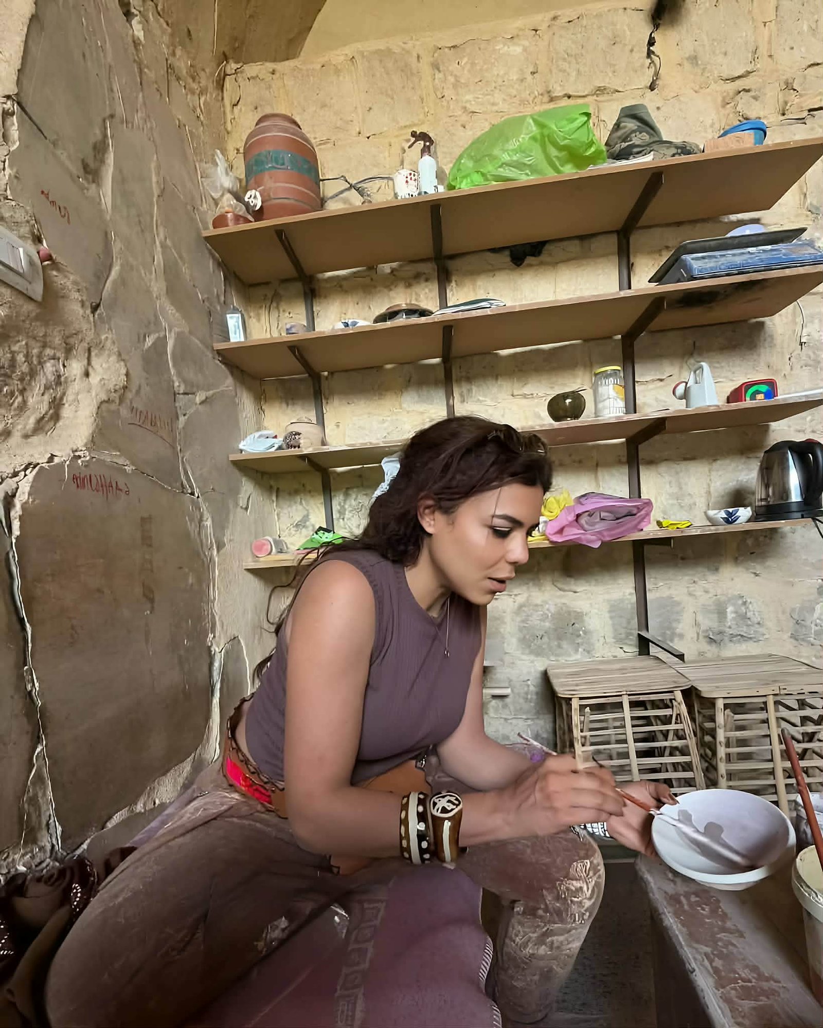 ناهد السباعي تخطف الأنظار بتجربة جديدة في فن الفخار خلال إجازتها من التصوير 3 ناهد السباعي تخطف الأنظار بتجربة جديدة في فن الفخار خلال إجازتها من التصوير