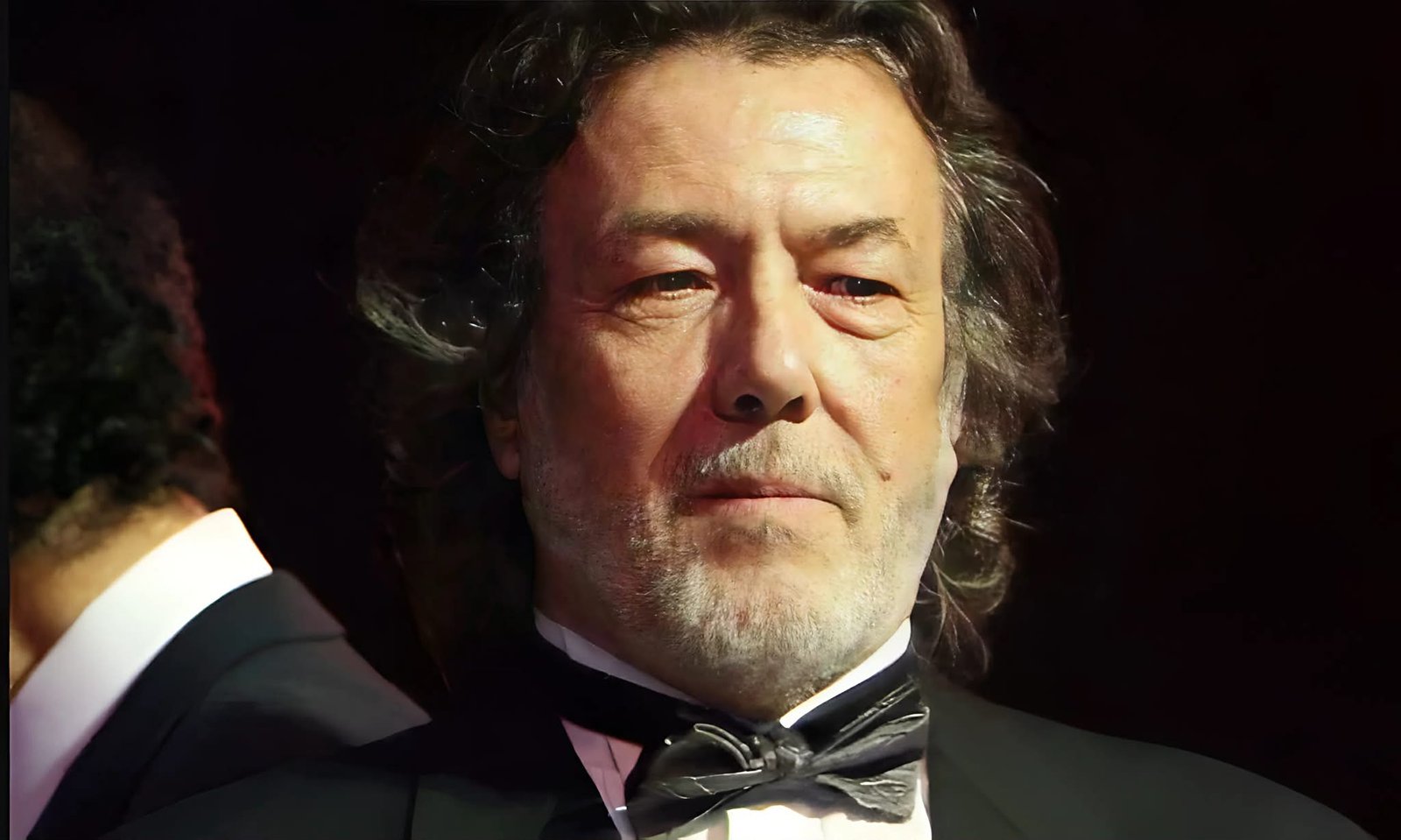 ذكرى ميلاد طارق التلمساني.. رحلة فنان أبدع خلف الكاميرا وأمامها