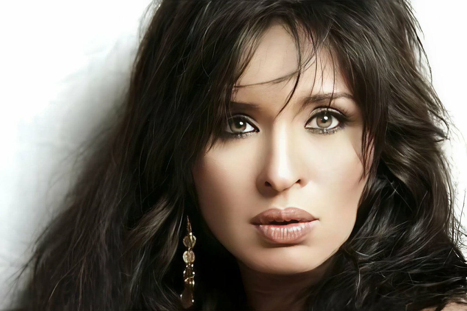 دينا.. رحلة “الراقصة المصرية الأخيرة” بين الفن والدراسة والفلسفة