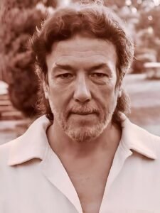 ذكرى ميلاد طارق التلمساني.. رحلة فنان أبدع خلف الكاميرا وأمامها