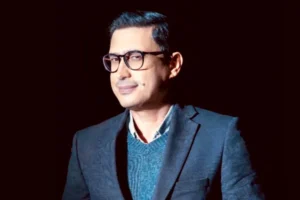 أحمد عيد يثير ضحك الجمهور بتعليق كوميدي على صورة متداولة