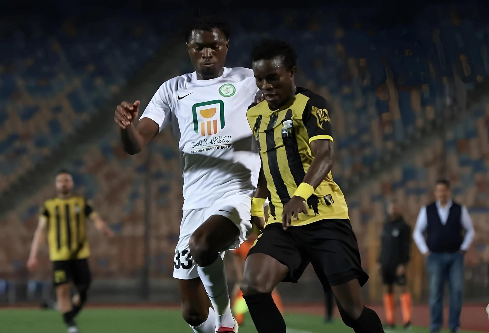 انتصارات مهمة في الدوري الممتاز.. البنك الأهلي يتفوق على المقاولون العرب وطلائع الجيش يهزم بتروجيت بثنائية 3 انتصارات مهمة في الدوري الممتاز.. البنك الأهلي يتفوق على المقاولون العرب وطلائع الجيش يهزم بتروجيت بثنائية