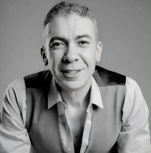 أسرة عبد الحليم حافظ تنهي خلافها مع ضياء العوضي بعد وفاته.. رسالة محمد شبانة تحسم الجدل 2 أسرة عبد الحليم حافظ تنهي خلافها مع ضياء العوضي بعد وفاته.. رسالة محمد شبانة تحسم الجدل