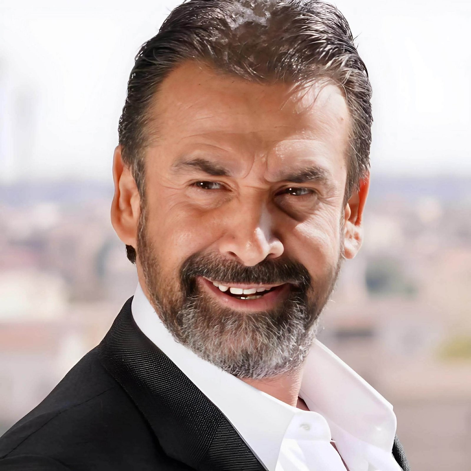 كريم عبد العزيز ينعي والد شقيقة زوجته بكلمات مؤثرة ويطلب الدعاء