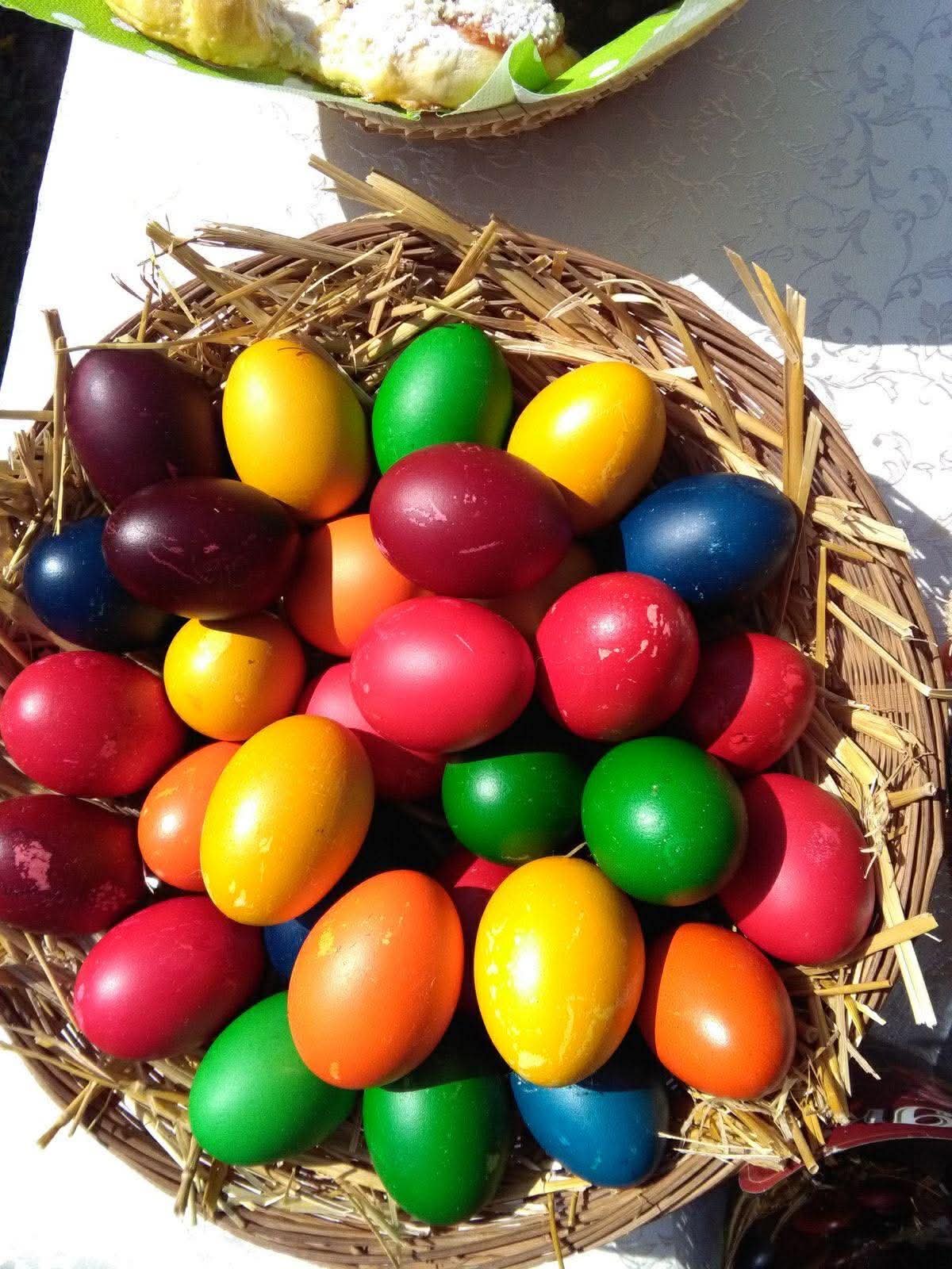 طريقة عمل البيض الملون بألوان طبيعية وصحية لشم النسيم