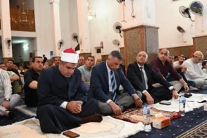 محافظ جنوب سيناء يؤدي صلاة الجمعة بمسجد الشهداء بشرم الشيخ ويؤكد أهمية التيسير في المهور