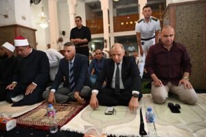 محافظ جنوب سيناء يؤدي صلاة الجمعة بمسجد الشهداء بشرم الشيخ ويؤكد أهمية التيسير في المهور