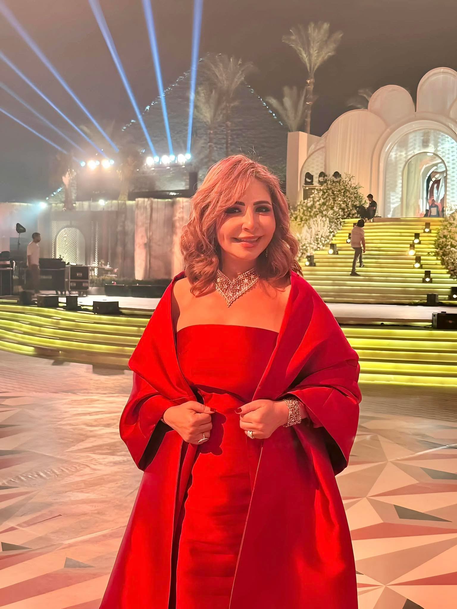 لميس الحديدي تتألق بفستان أحمر في زفاف ابنة محمد السعدي.. لقطات مميزة تشعل السوشيال ميديا