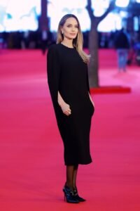 أنجلينا جولي تواجه سرطان الثدي في فيلم Couture الجديد