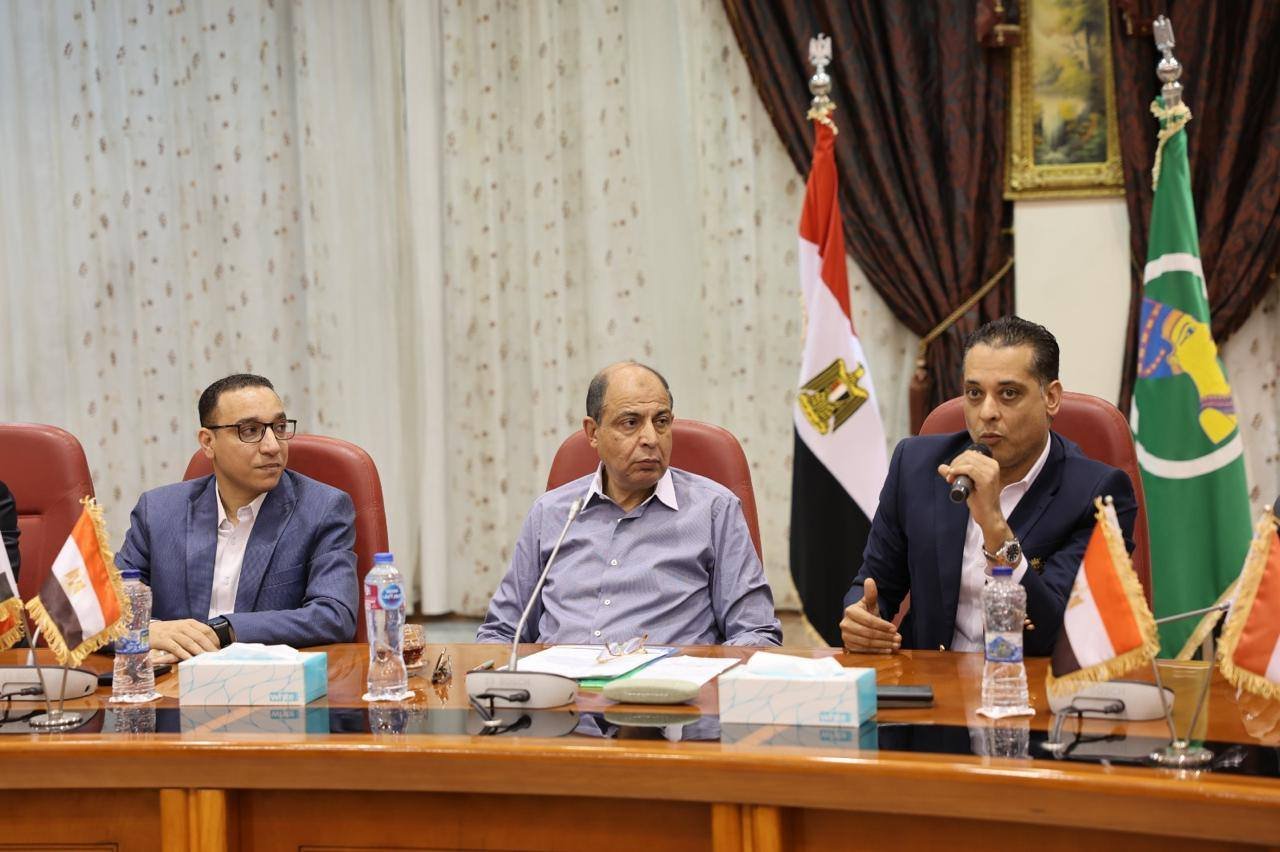 محافظ المنيا يناقش مطالب المواطنين مع النواب والشيوخ