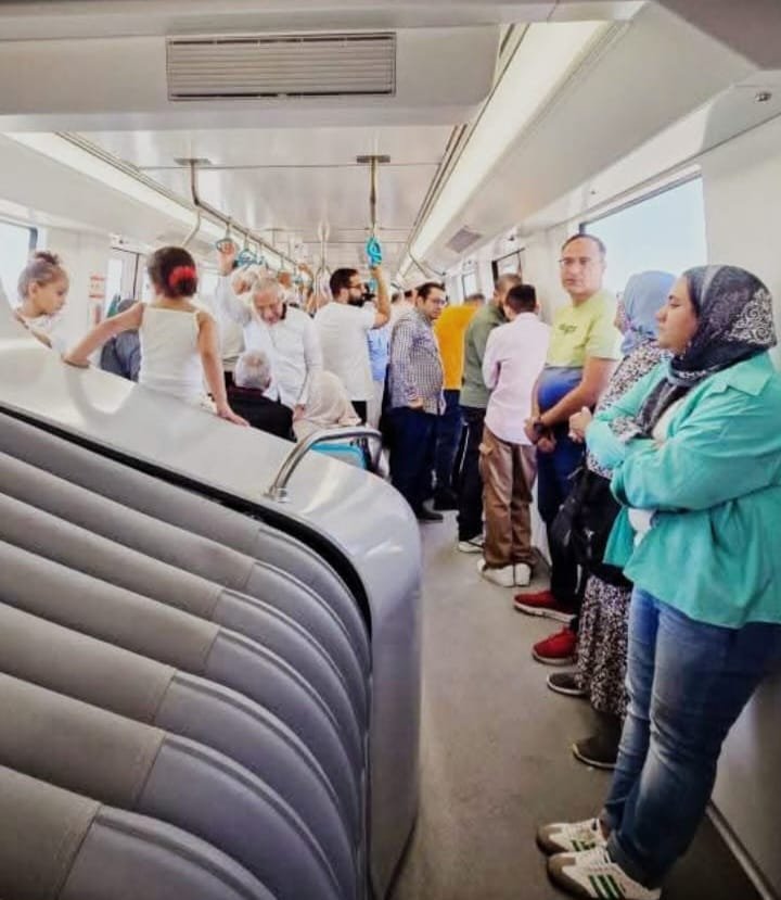 خصم 50% يجذب المواطنين.. إقبال كبير على مونوريل شرق النيل في ثاني أيام عيد الأضحى 4 خصم 50% يجذب المواطنين.. إقبال كبير على مونوريل شرق النيل في ثاني أيام عيد الأضحى