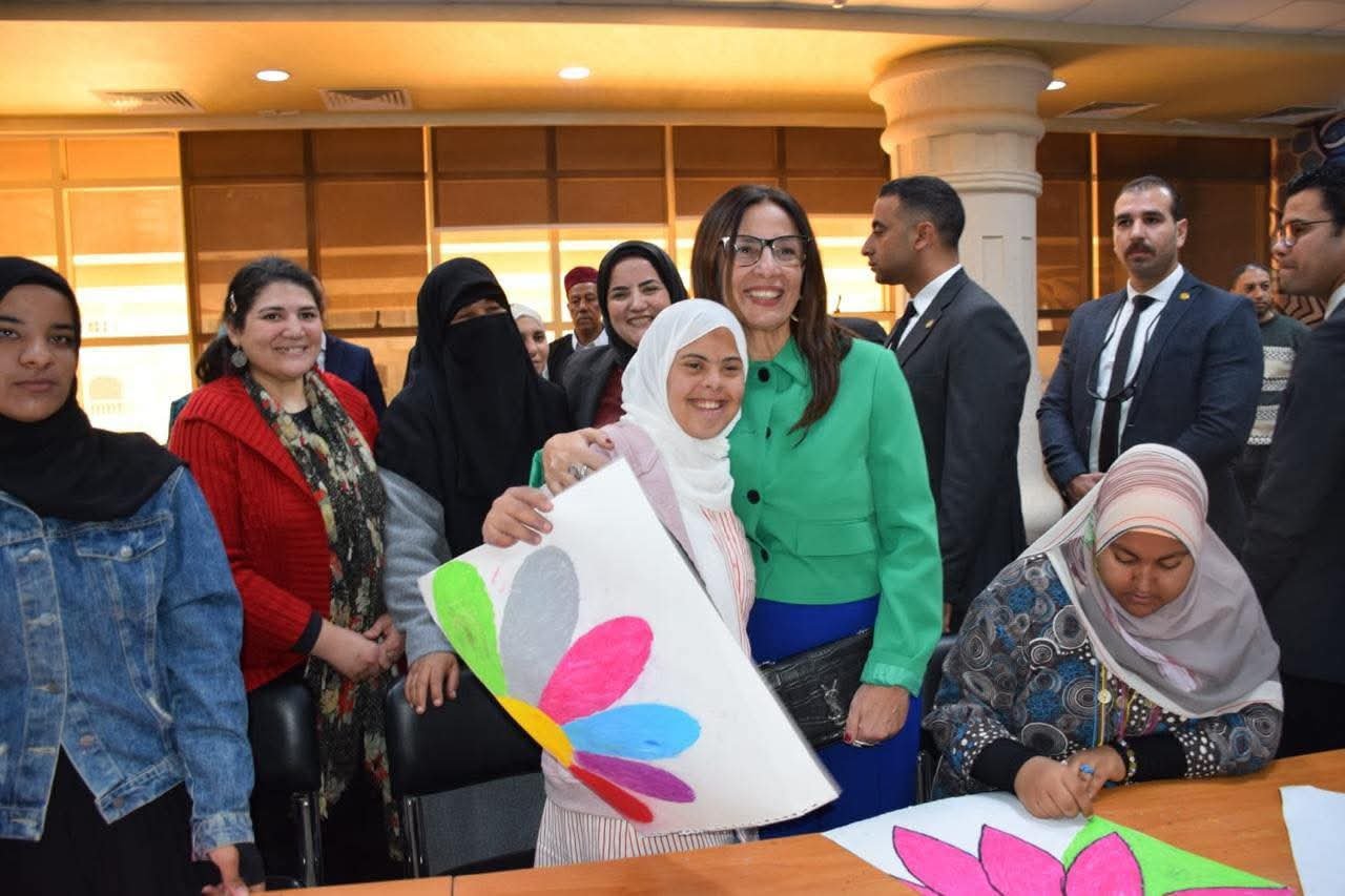وزيرة الثقافة ومحافظ مطروح يتفقدان قصر الثقافة ومكتبة مصر العامة ويشيدان بجهود تطوير البنية الثقافية بالمحافظة