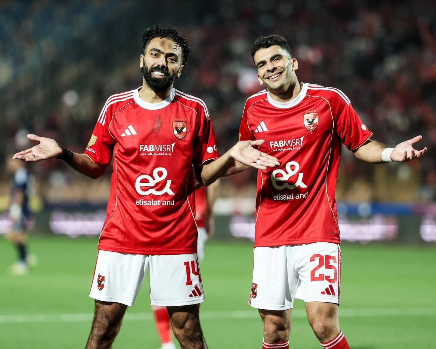 الأهلي يهزم إنبي بثلاثية ويتمسك بحلم الدوري