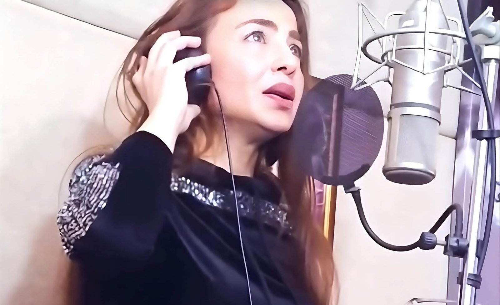 دوللي شاهين تشوق جمهورها بأغنية “واحشاني يامه” من داخل الاستوديو.. وتكشف كواليس التسجيل