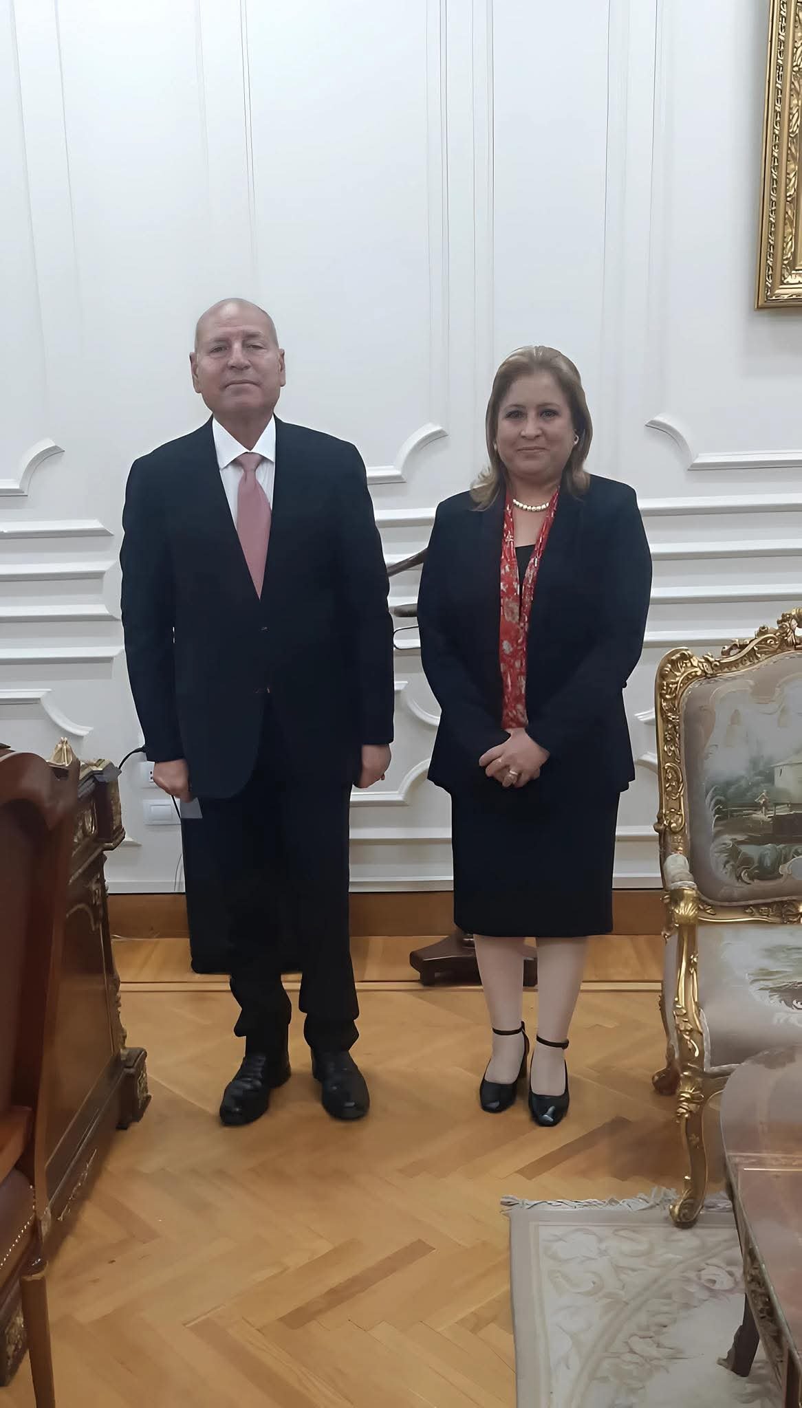 استقالة رئيس حي المرج تصدرت المشهد داخل محافظة القاهرة، بعدما قرر الدكتور إبراهيم صابر محافظ القاهرة قبول استقالة اللواء منال محمد طه خليل السطوحي من منصبها كرئيسة لحي المرج، مع توجيه الشكر لها على ما قدمته من جهود خلال فترة عملها. وأكد محافظ القاهرة تقديره للدور الذي قامت به اللواء منال السطوحي أثناء توليها رئاسة حيّي الزاوية الحمراء والمرج، مشيدًا بما بذلته من مجهودات لتحسين مستوى الخدمات المقدمة للمواطنين. تكليف عادل برغش بعد استقالة رئيس حي المرج وفي إطار استكمال العمل التنفيذي داخل الحي، أصدر محافظ القاهرة قرارًا بتكليف عادل توفيق عبده إبراهيم برغش للقيام بأعمال رئيس حي المرج، لحين استقرار الأوضاع الإدارية واستمرار تقديم الخدمات للمواطنين بكفاءة. ويأتي قرار استقالة رئيس حي المرج ضمن التحركات الإدارية التي تشهدها محافظة القاهرة بهدف تطوير الأداء التنفيذي ورفع مستوى الخدمات داخل الأحياء المختلفة. محافظة القاهرة تواصل تطوير الخدمات بالأحياء وتسعى محافظة القاهرة خلال الفترة الحالية إلى دعم منظومة العمل المحلي، من خلال متابعة أداء رؤساء الأحياء والعمل على تحسين الخدمات اليومية المقدمة للمواطنين، خاصة في الملفات المرتبطة بالنظافة والإشغالات والبنية التحتية. كما تؤكد المحافظة استمرار خطط التطوير الإداري والتنفيذي داخل الأحياء المختلفة، بما يساهم في تحقيق سرعة الاستجابة لشكاوى المواطنين وتحسين مستوى