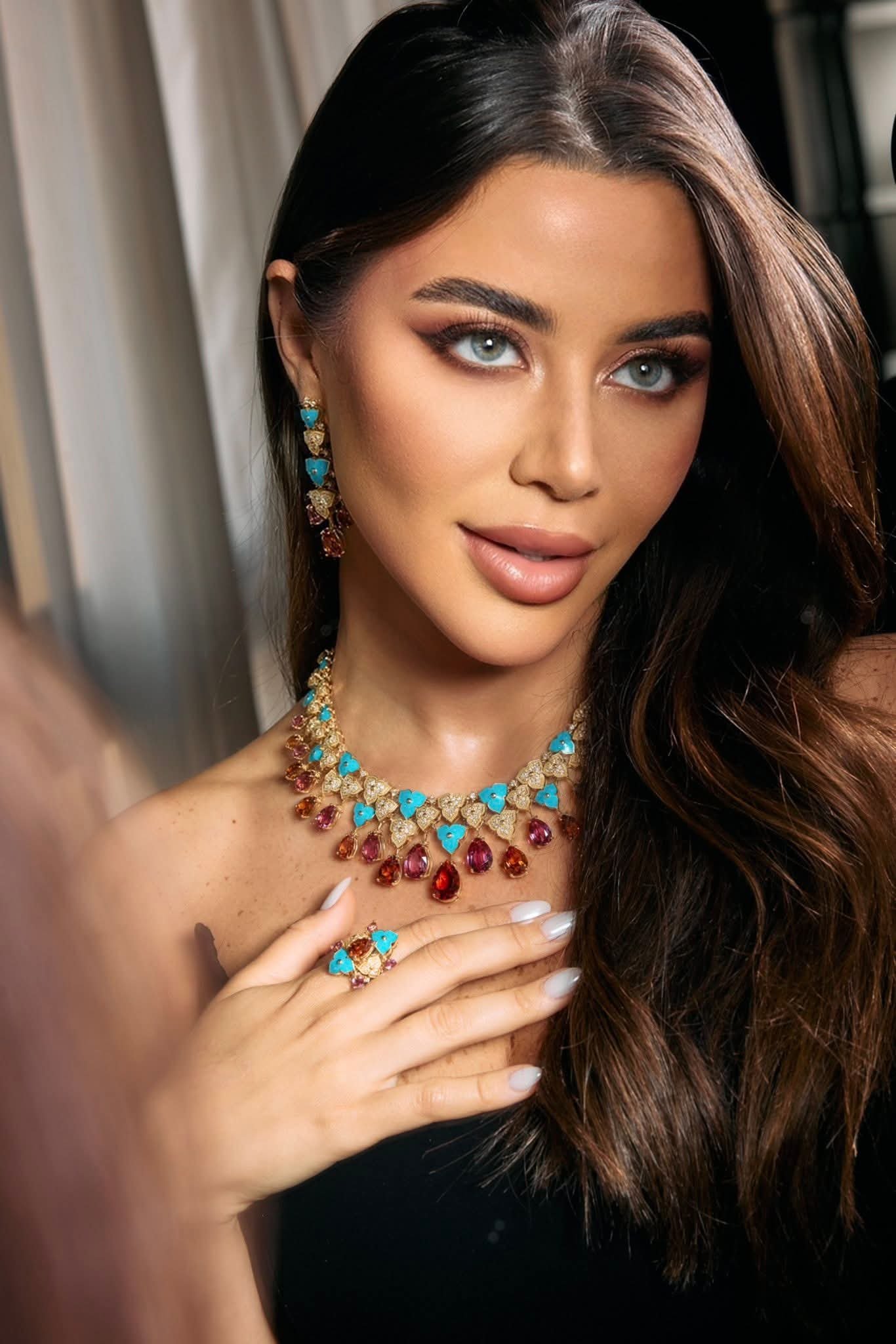 يارا السكري تخطف الأنظار بإطلالة أنيقة ومجوهرات فاخرة