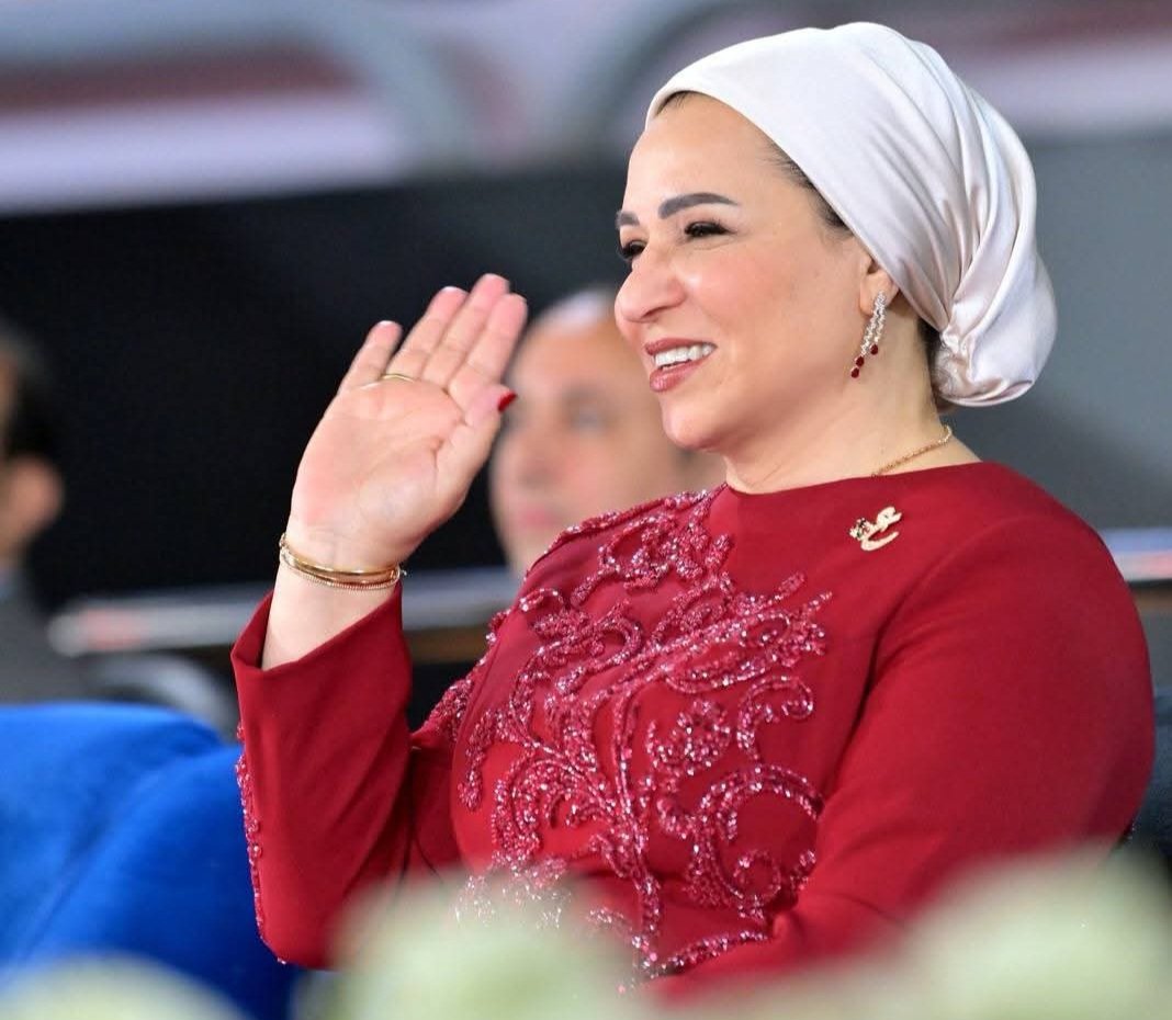 انتصار السيسي تشارك في فعالية “فرحة مصر” وتُهنئ ألف عريس وعروس