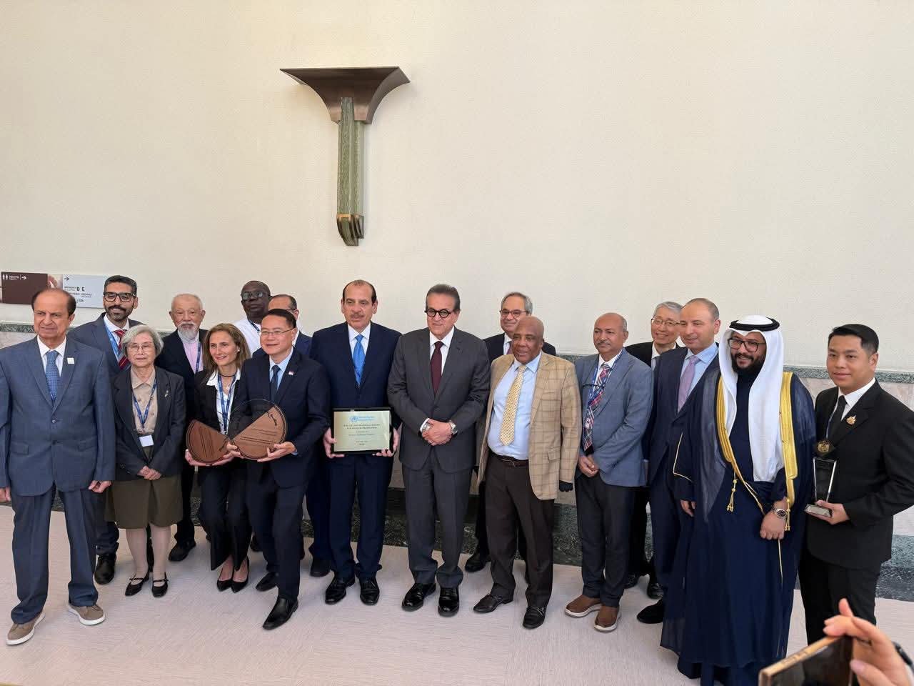 وزير الصحة يهنئ نائبه بمناسبة فوزه بجائزة «نيلسون مانديلا» 3 وزير الصحة يهنئ نائبه بمناسبة فوزه بجائزة «نيلسون مانديلا»
