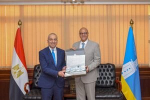 محافظ الإسكندرية يبحث مع البنك الزراعي المصري دعم النقل الجماعي ومبادرة “سكة خير” للأسر الأولى بالرعاية