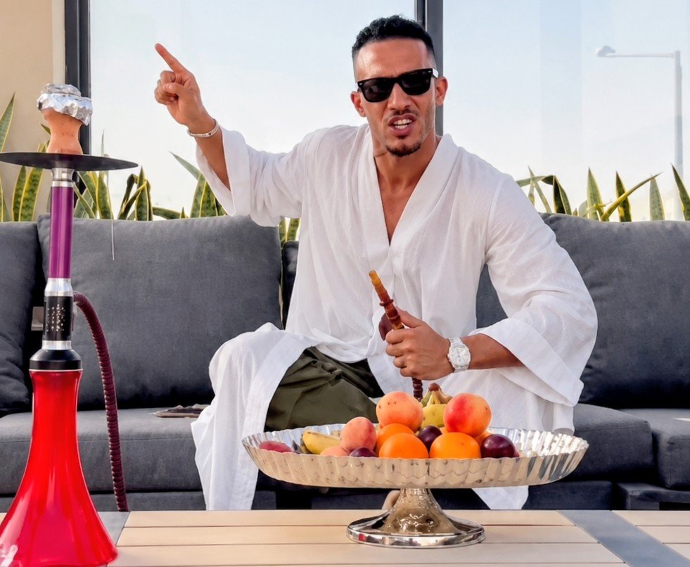 محمد رمضان يشعل السوشيال ميديا بترويج ناري لأغنيته الجديدة: “أخدكوا في نفس واحد زي صعيدي بيشد جوزة”