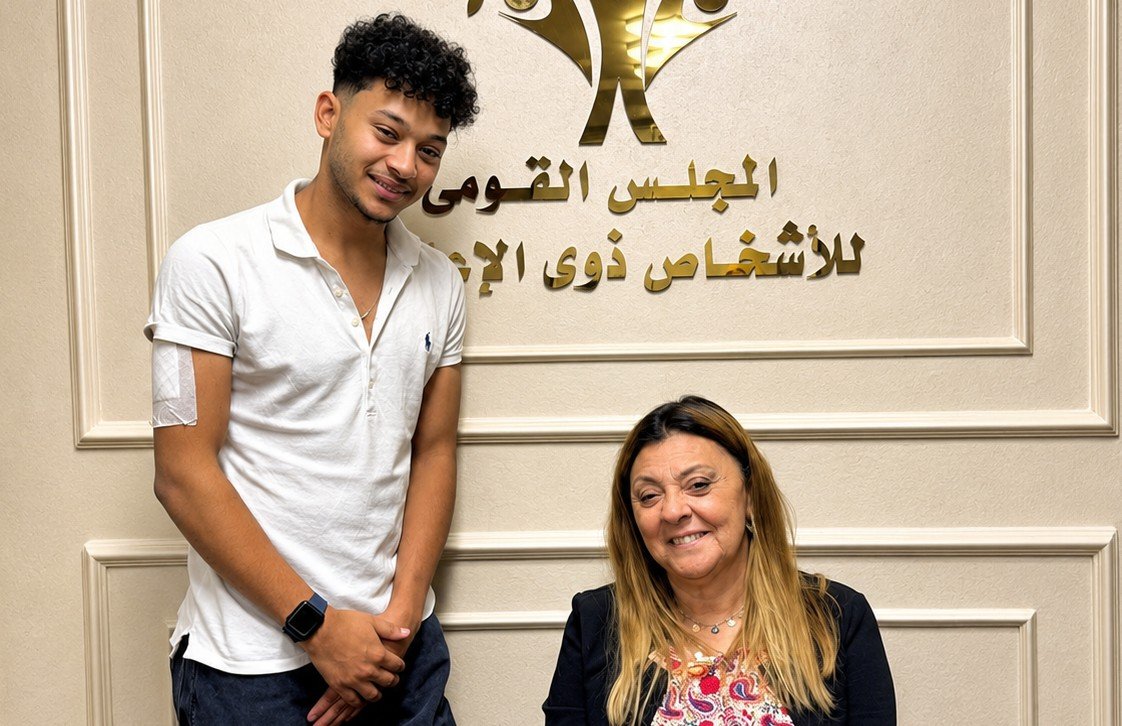 المشرف العام على القومي للأشخاص ذوي الإعاقة تستقبل الفارس محمود سامح دعمًا لأبطال الإرادة والتحدي