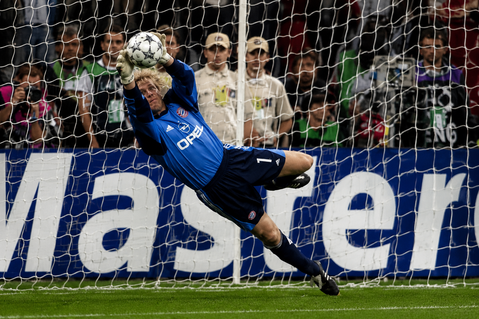 حدث في مثل هذا اليوم.. بايرن ميونخ يتوج بدوري أبطال أوروبا 2001 بعد ملحمة فالنسيا التاريخية 2 حدث في مثل هذا اليوم.. بايرن ميونخ يتوج بدوري أبطال أوروبا 2001 بعد ملحمة فالنسيا التاريخية