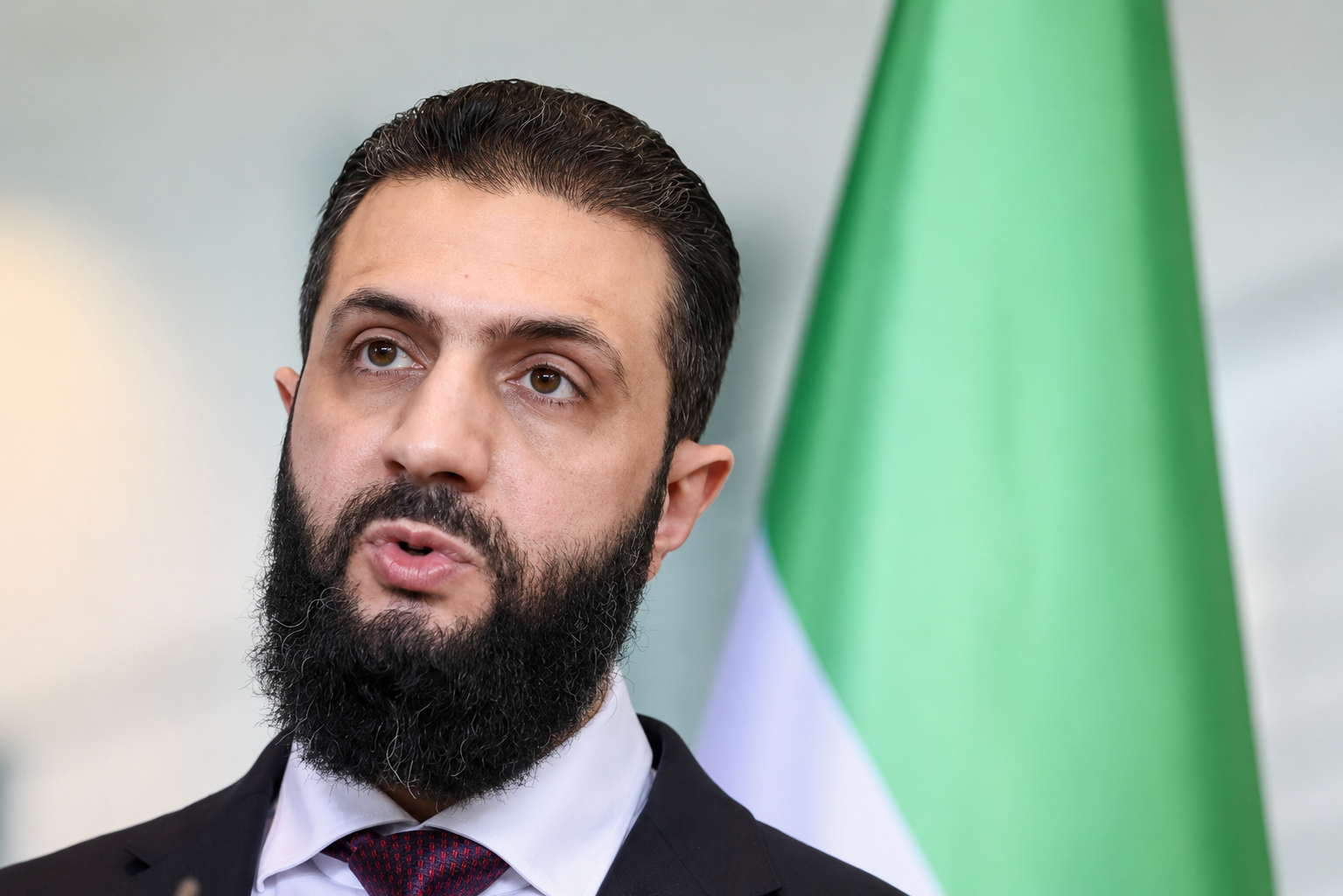 اعتذار أحمد الشرع يشعل الجدل في سوريا بعد تصريحات والده عن أهالي دير الزور 5 اعتذار أحمد الشرع يشعل الجدل في سوريا بعد تصريحات والده عن أهالي دير الزور